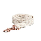 Hundhalsband med spetsmönster, blomma och koppel