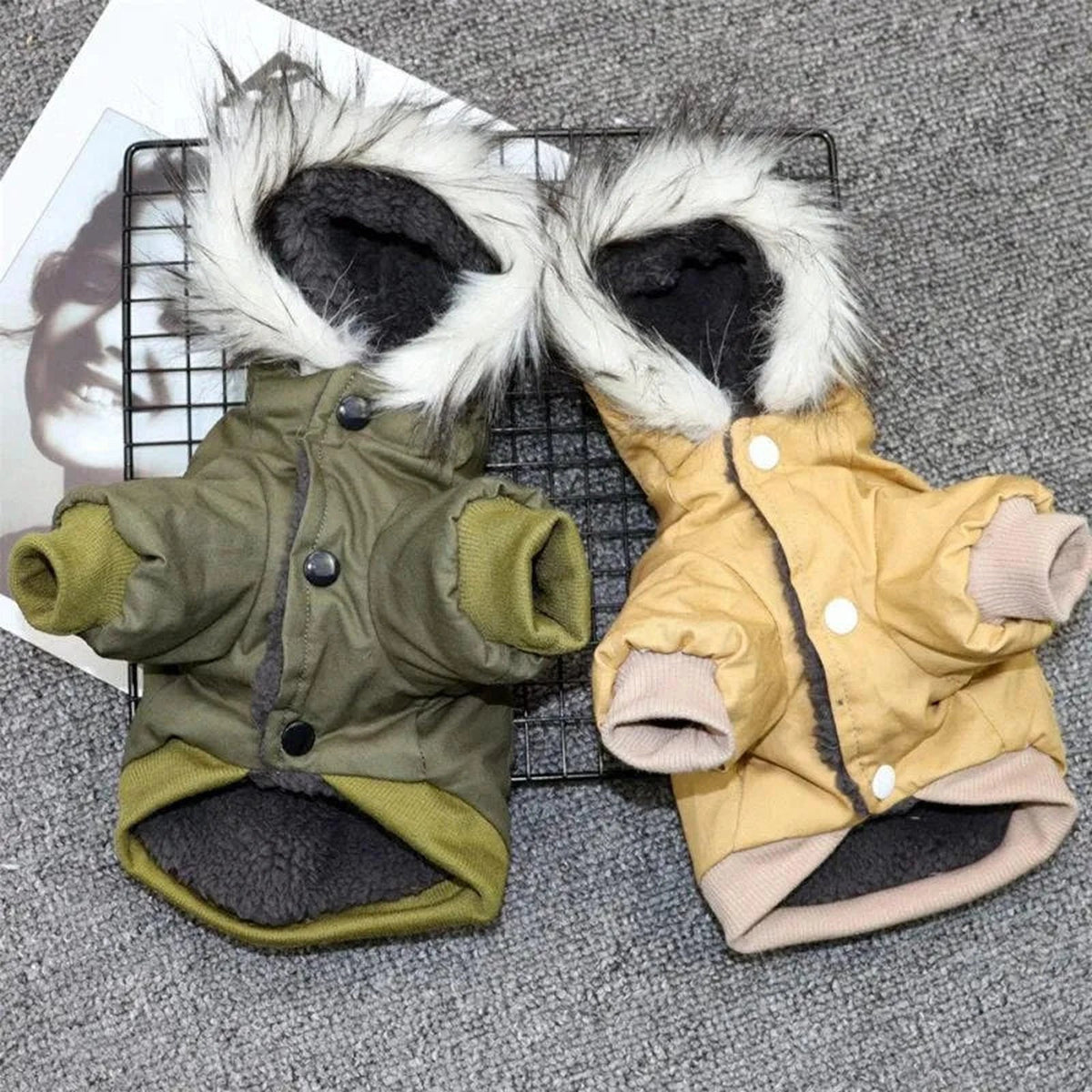 Hundjacka i parkamodell med huva och kant i pälslook